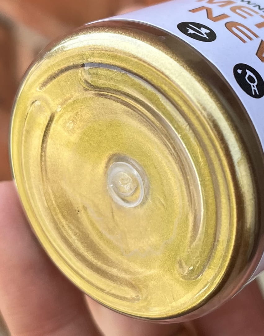 Złoty pyłek metaliczny bez E171 – zbliżenie koloru i faktury proszku