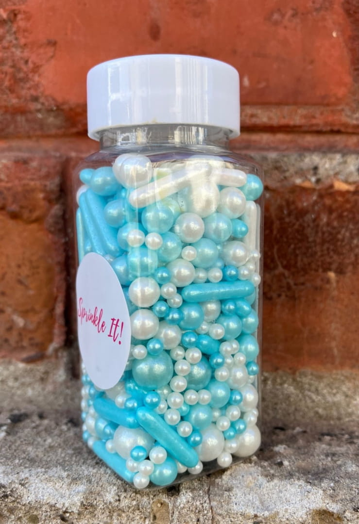 Przykład dekoracji tortu z użyciem posypki cukrowej Baby Boy na kremie