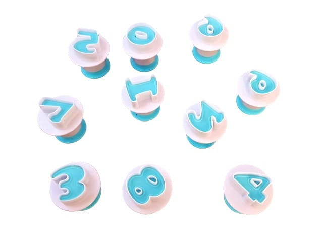 Zbliżenie na kształt cyfr wycinanych wykrawaczkami z tłoczkiem