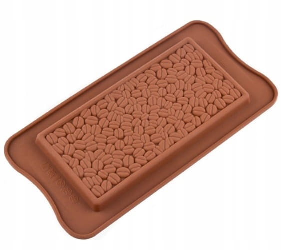 Elastyczna forma silikonowa do czekolady z ziarnami kawy podczas użytkowania