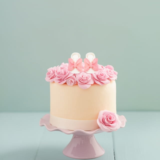 Różowe buciki cukrowe z kokardką - dekoracja na tort dla dziewczynki