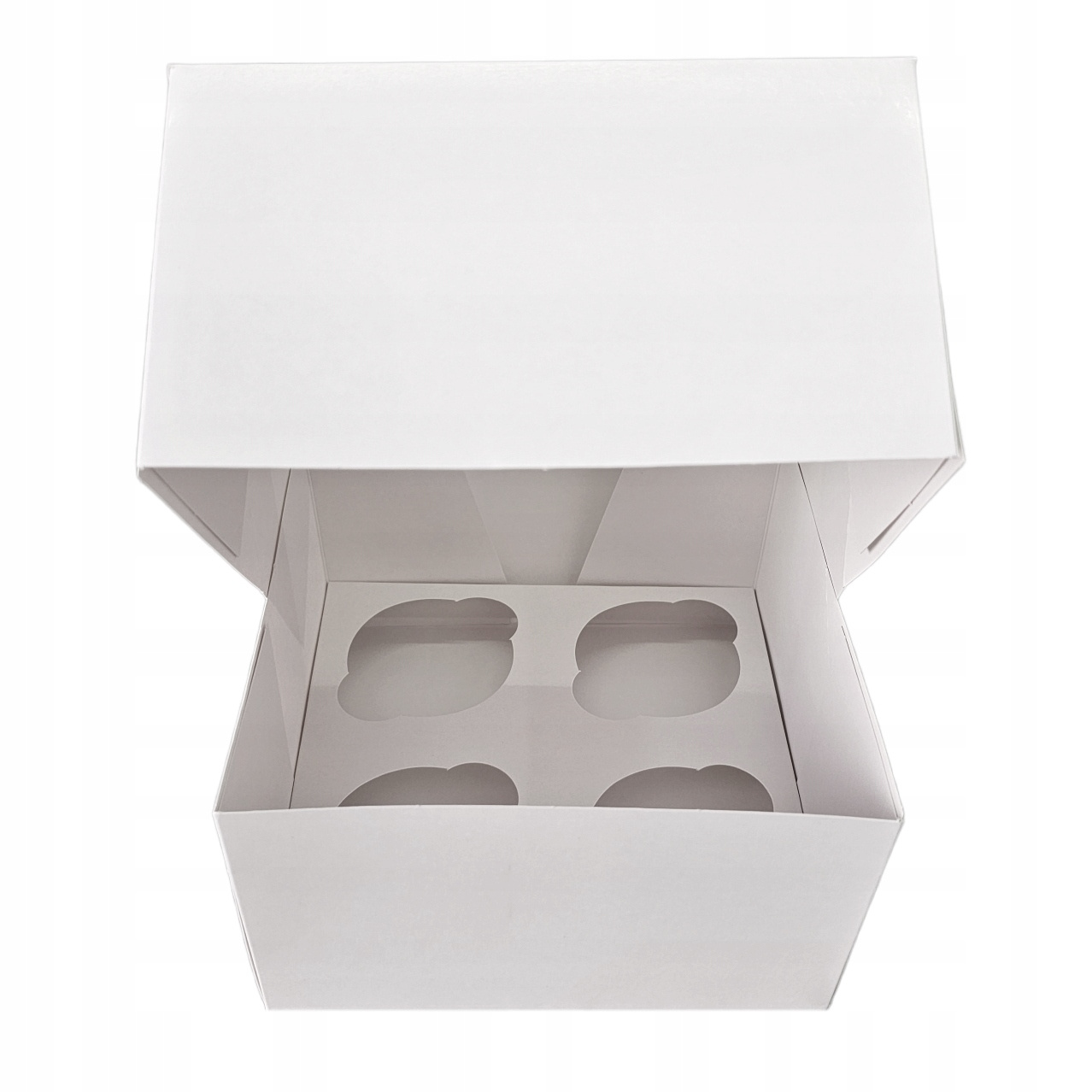 Gruba tektura pudełka na muffinki – zbliżenie na krawędzie