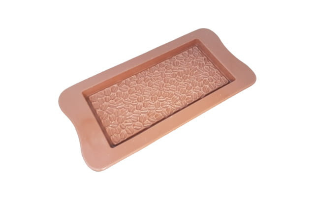 Brązowa silikonowa forma do czekolady z ziarnami kawy w kuchennej aranżacji