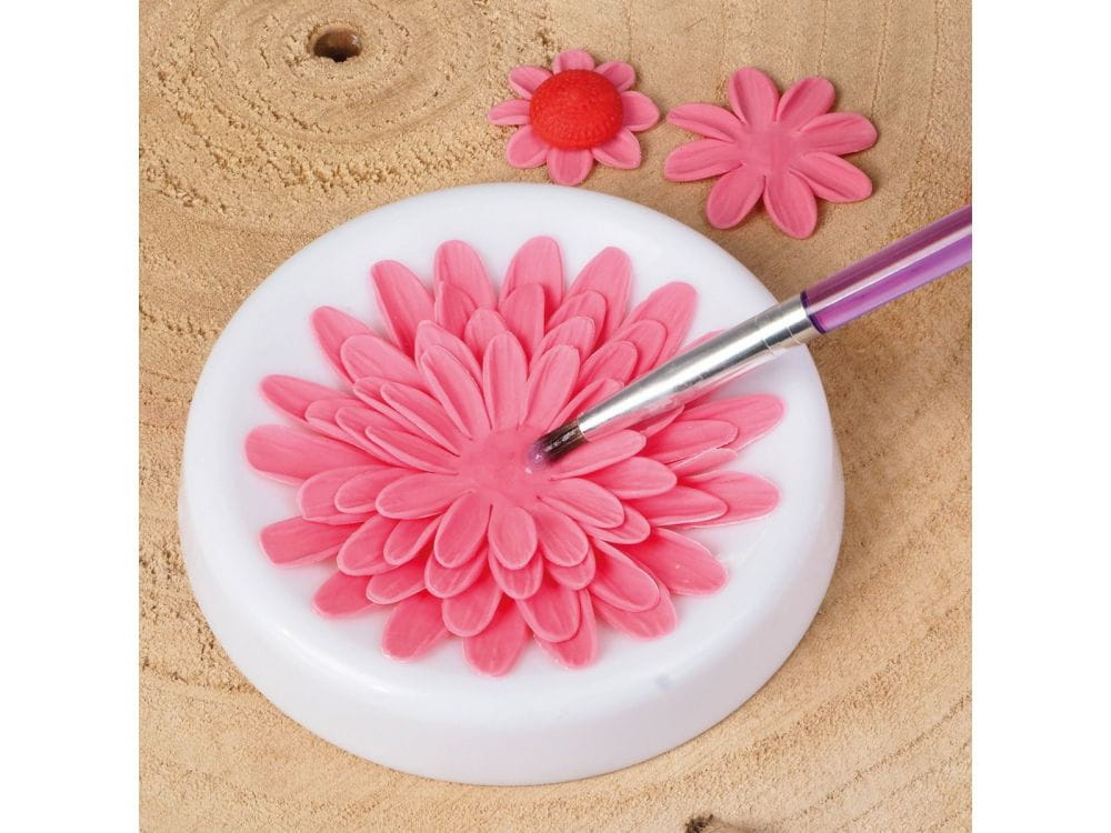 Przykład wykorzystania kleju spożywczego – sklejanie płatków kwiatów z masy cukrowej