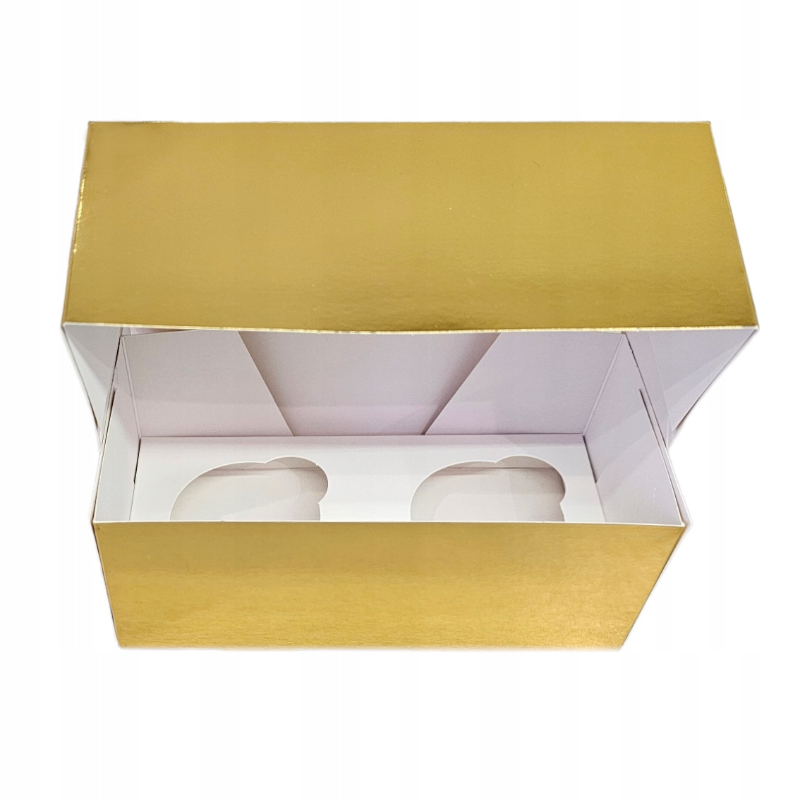 Metaliczne wykończenie złotego pudełka na babeczki