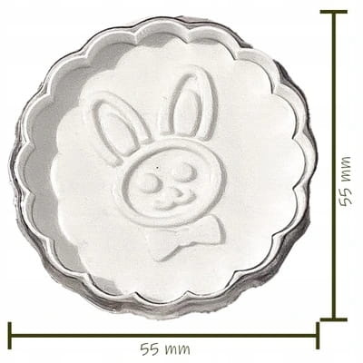 Zbliżenie na detale wielkanocnych wykrawaczek–stemplów do ciastek – wzory kurczaka, jajka, motyla i królika