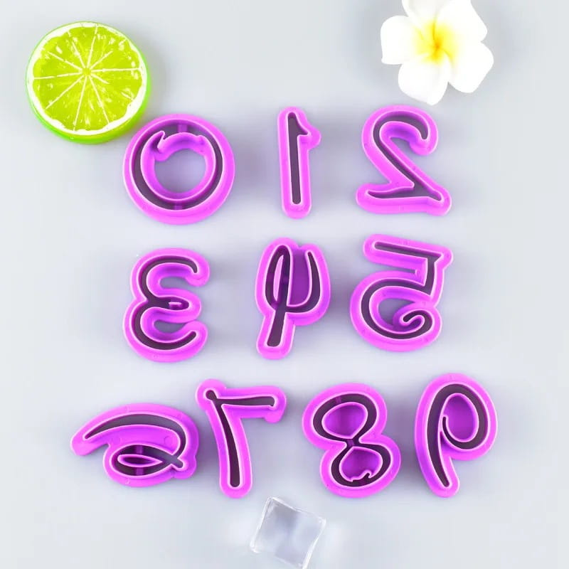 Zestaw 10 sztuk foremek cyfry 0-9 Disney w pudełeczku