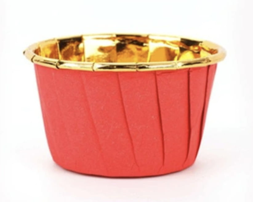 Papilotki kubeczki do muffin czerwono-złote w zbliżeniu, struktura materiału