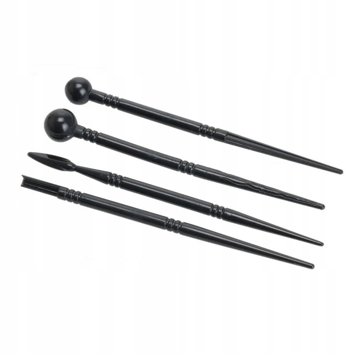 Zestaw czterech białych narzędzi do dekorowania tortów i modelowania kwiatów