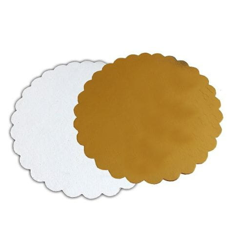 Złoty karbowany podkład pod tort – zbliżenie na powierzchnię