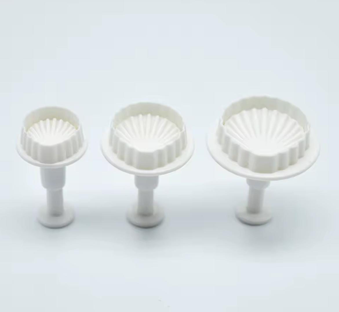 Wykrawaczki muszelki z tłoczkiem w użyciu - łatwe wyciskanie kształtów