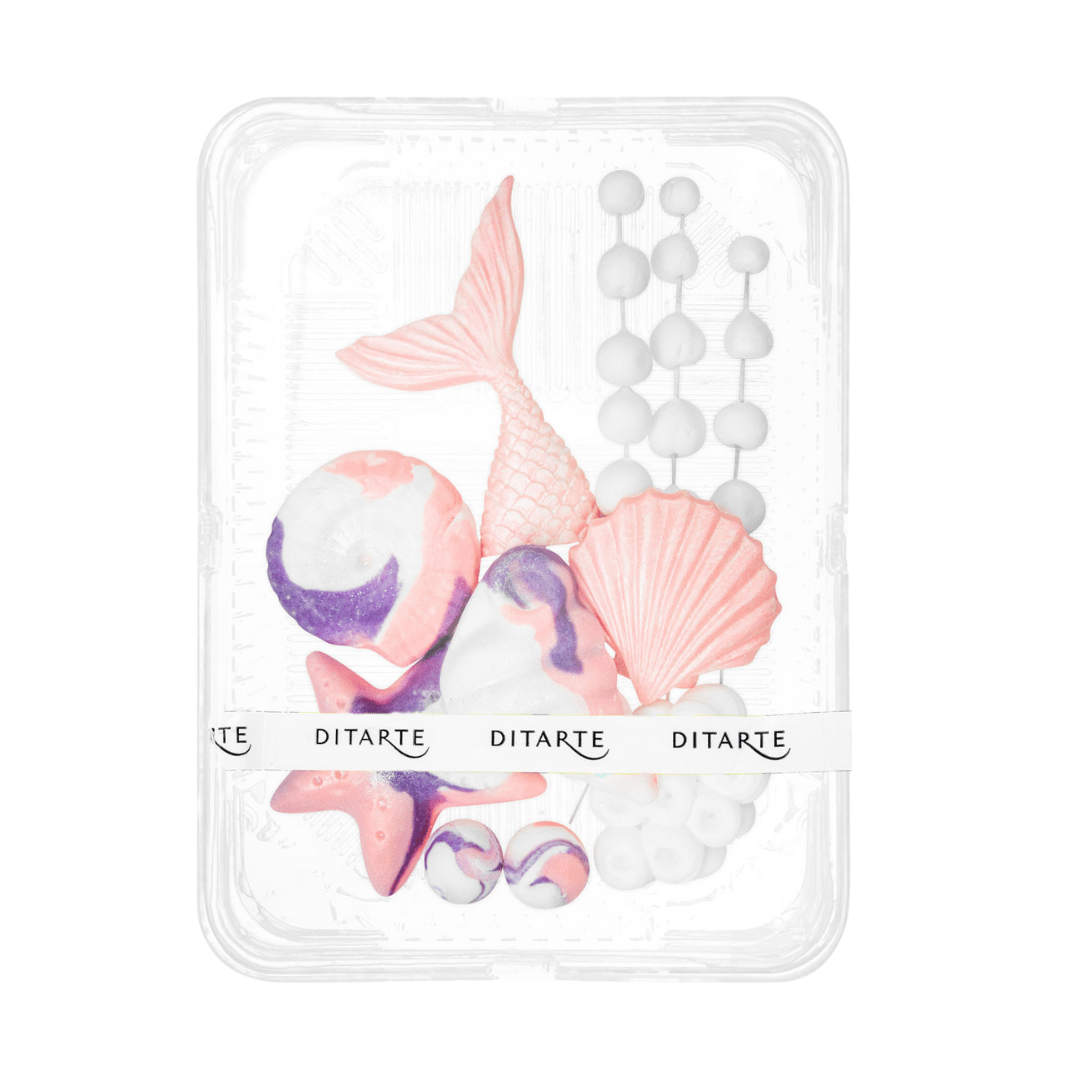 Morski zestaw cukrowych figurek Ditarte rozłożonych na torcie: syreni ogon, muszle, rozgwiazdy i koralowce