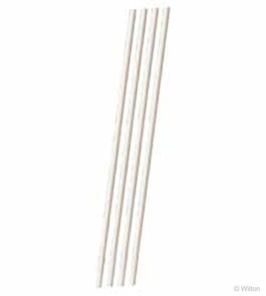 Białe patyczki do lizaków Wilton ułożone w zestawie