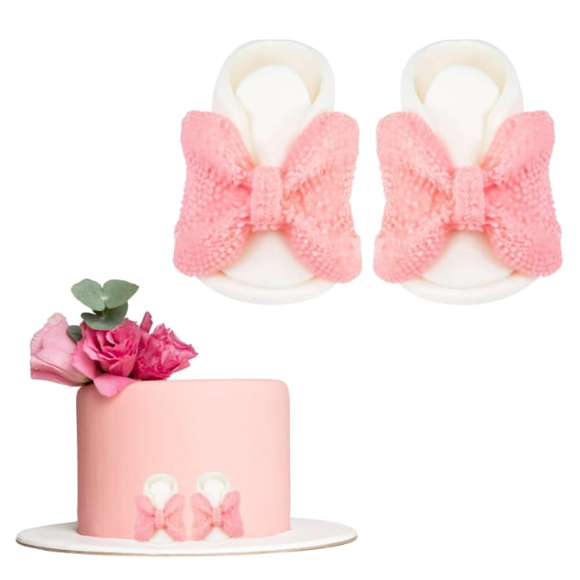 Figurki cukrowe na tort buciki z kokardką różową - para jadalnych bucików na chrzest