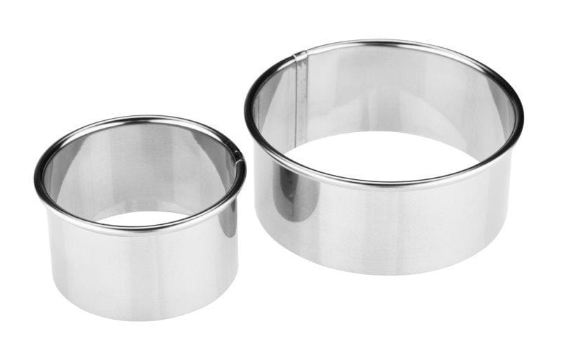 Dwa rozmiary okrągłych wykrawaczy do ciasta Galicja – widok z góry