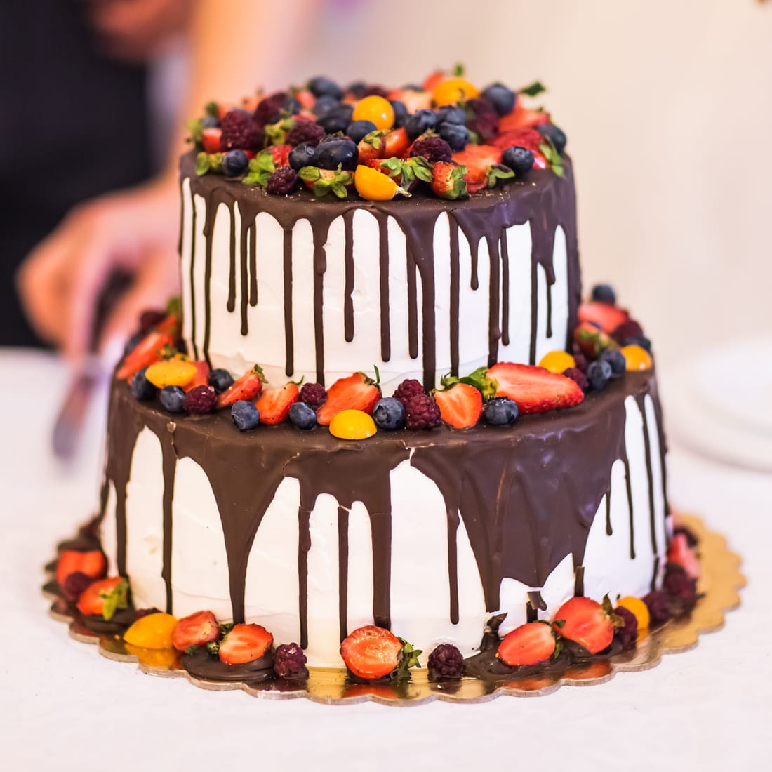 Okrągły złoty podkład pod tort o średnicy 24 cm - widok boczny