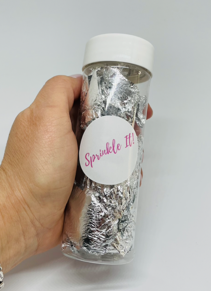 Płatki srebrne do dekoracji 2g Sprinkle It – zbliżenie na dekorację