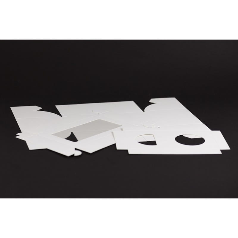 Białe pudełko z okienkiem – widok muffinek z góry