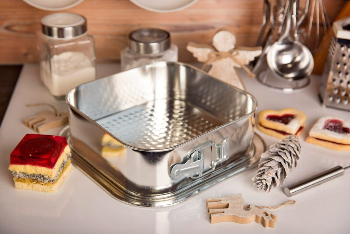 Tortownica kwadratowa 24x24 cm – widok z boku, wysokość formy