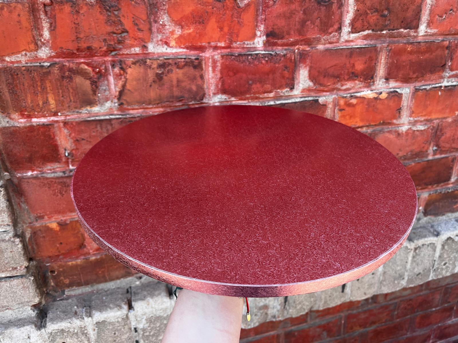 Zbliżenie na rant podkładu pod tort różowe złoto o grubości 1,2 cm