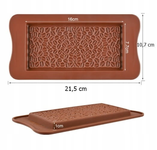 Zbliżenie na strukturę ziaren kawy w silikonowej formie do czekolady