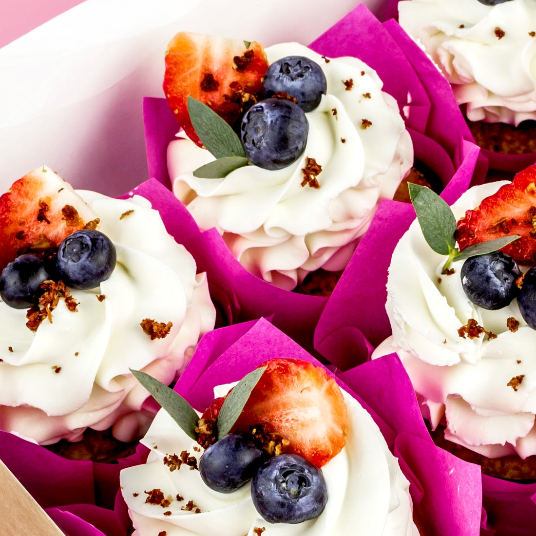 Papilotki do babeczek tulipan fuksjowe w aranżacji z wypiekami