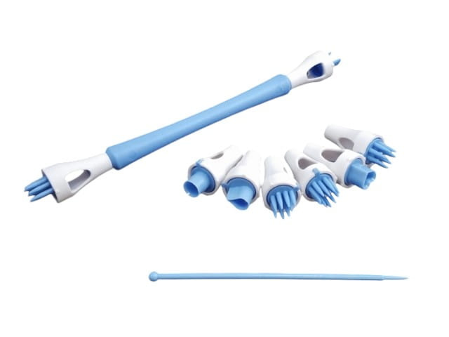 Dekorator do masy cukrowej w trakcie ozdabiania tortu – precyzyjne ażurowe wzory