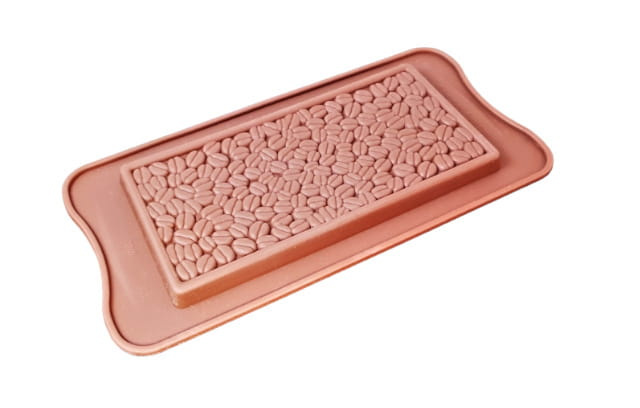 Proces napełniania formy silikonowej do czekolady masą czekoladową