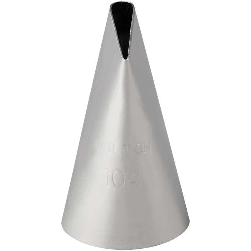 Zbliżenie na otwór tylki cukierniczej Wilton 104 prezentujące kształt płatka