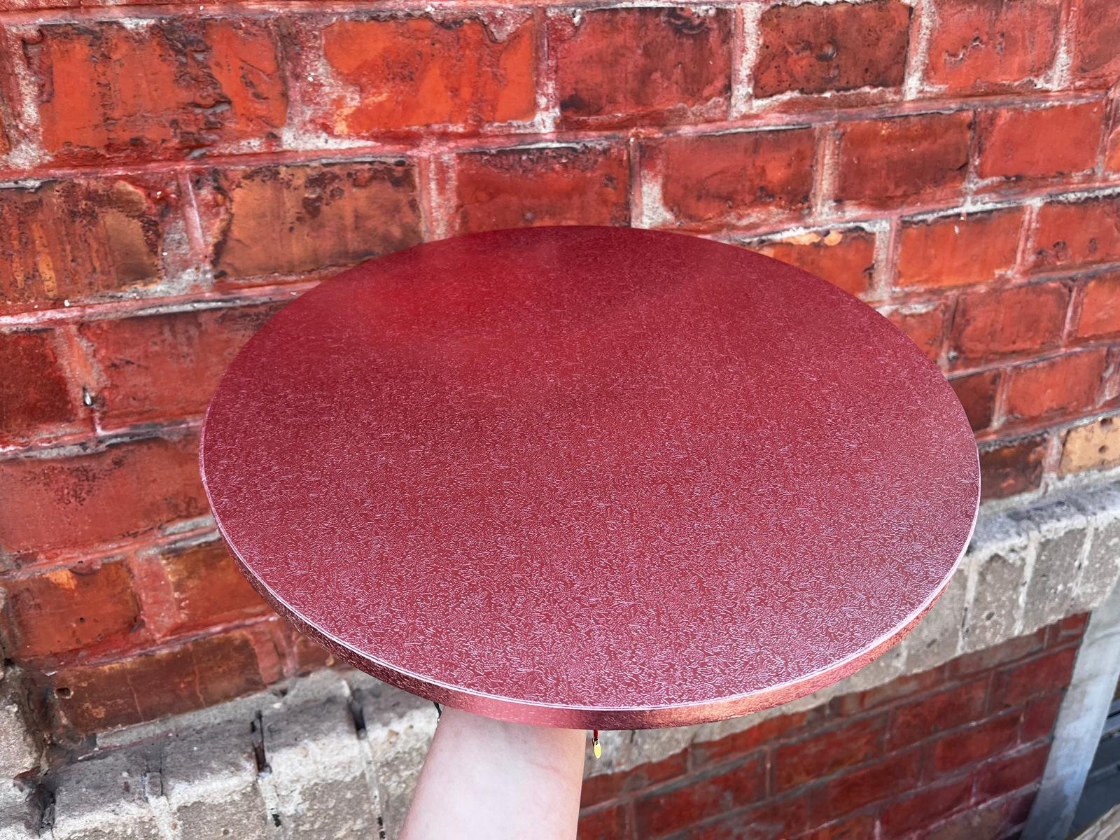 Podkład pod tort różowe złoto okrągły 36 cm z tortem przykładowa aranżacja