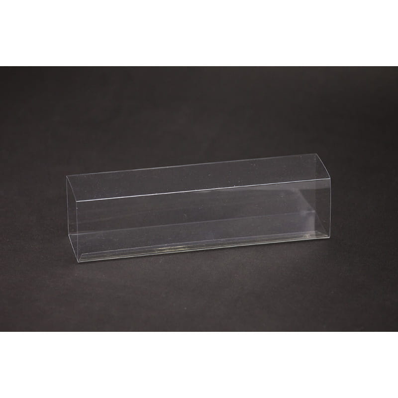 Zbliżenie różowego opakowania na makaroniki z przezroczystą pokrywką