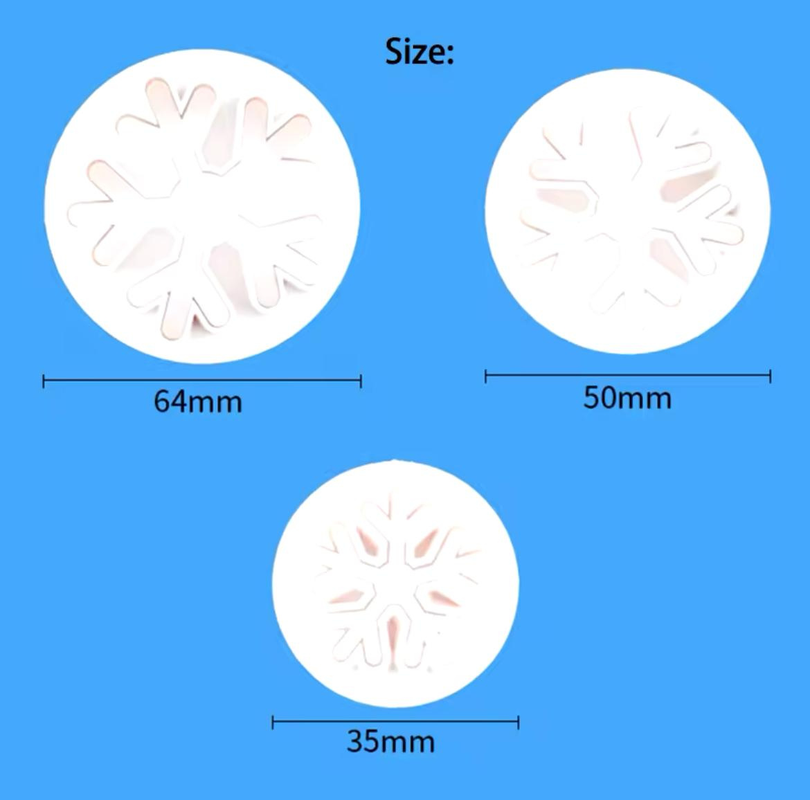 Zimowe ciasteczka dekorowane śnieżynkami wykonanymi foremkami z tłoczkiem
