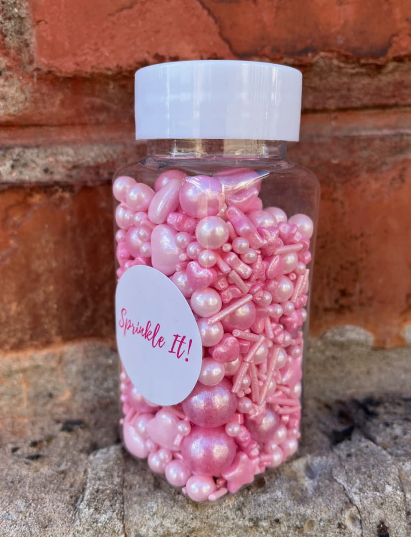 Różowa posypka cukrowa Hello Pink 100g Sprinkle It! użyta jako dekoracja na muffinkach i deserach