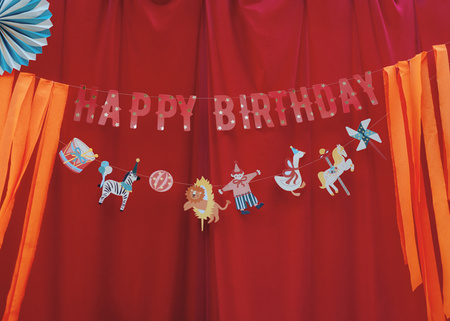 Talerzyki papierowe Happy Birthday z kokardką, mix, 24 cm (1 op. / 6 szt.)