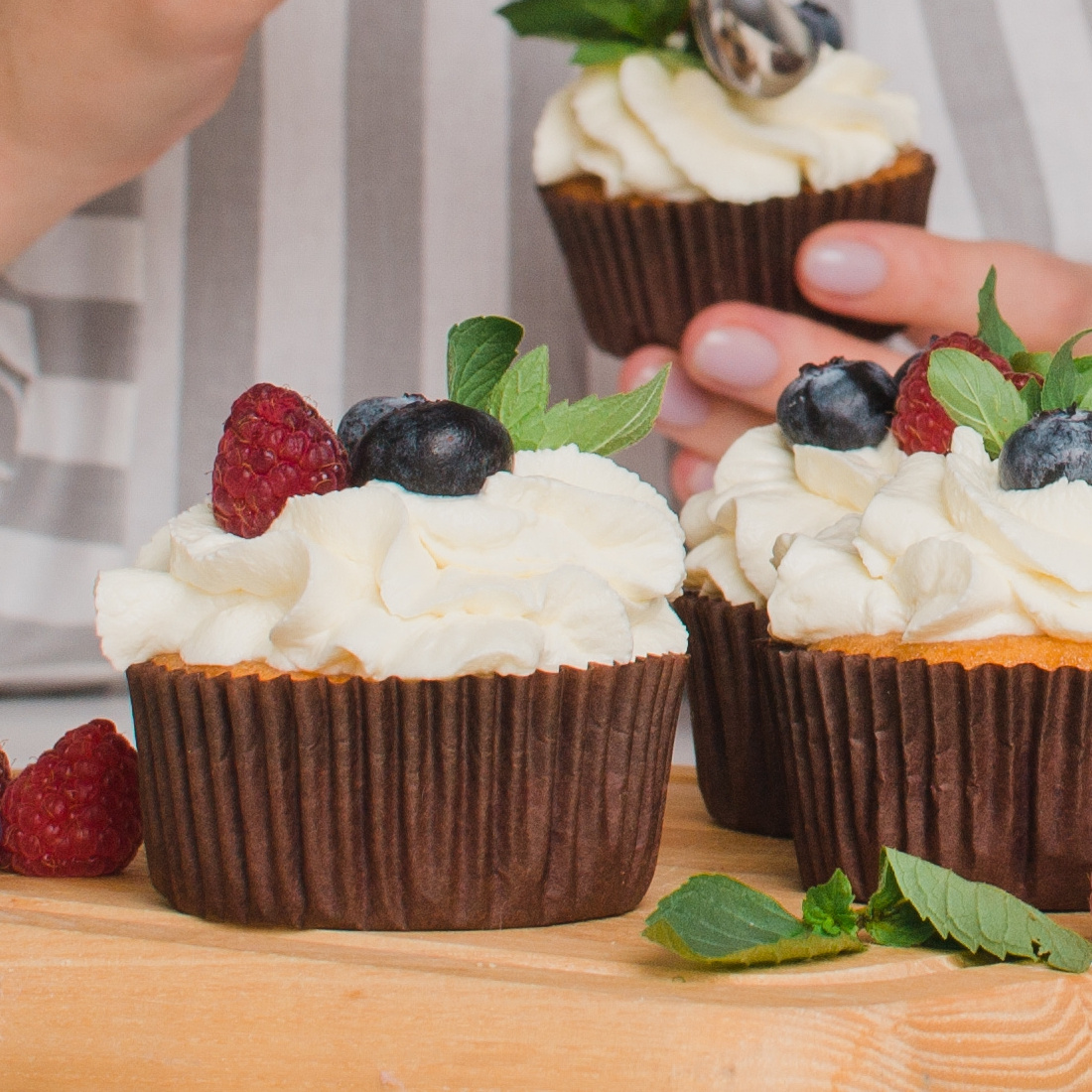 Brązowe papilotki z upieczonymi muffinkami – prezentacja wypieków