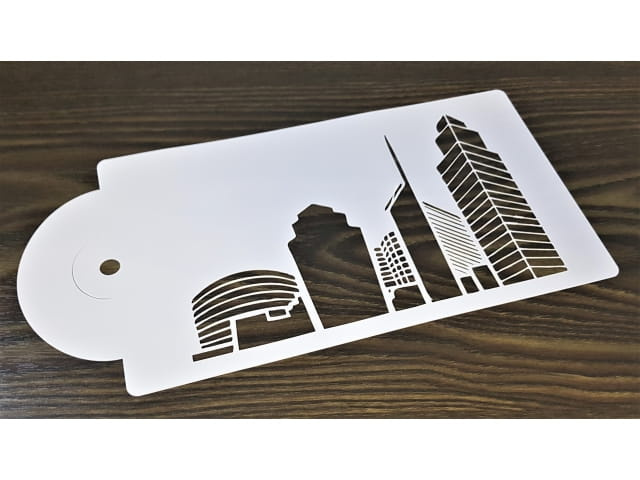 Szablon do dekoracji tortów używany z kremem i szpatułą