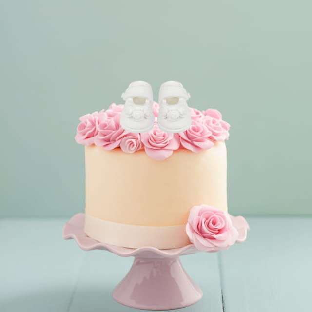 Cukrowe buciki białe na torcie – aranżacja dekoracji