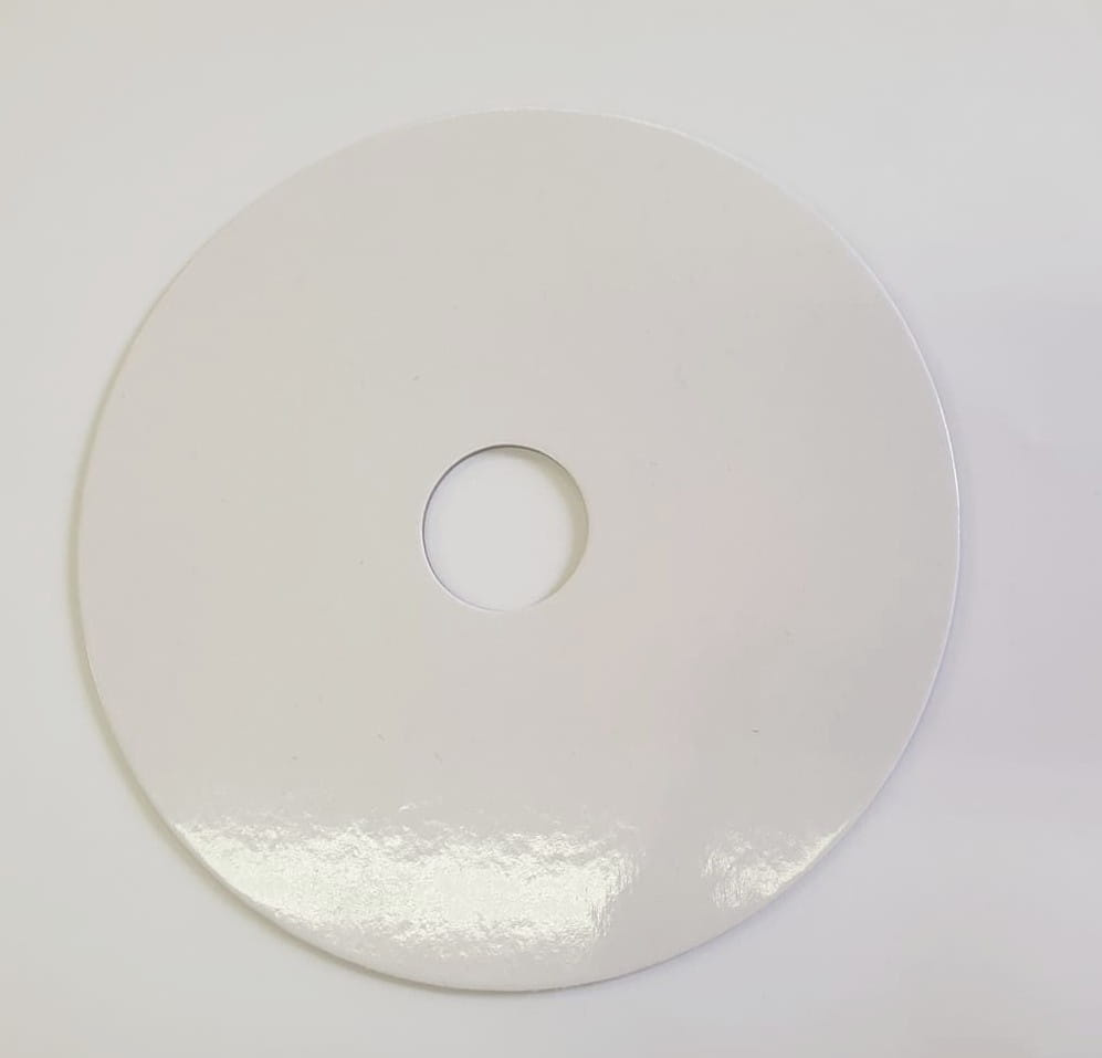 Dwustronny biały podkład cukierniczy między piętra tortu 16 cm widok z boku