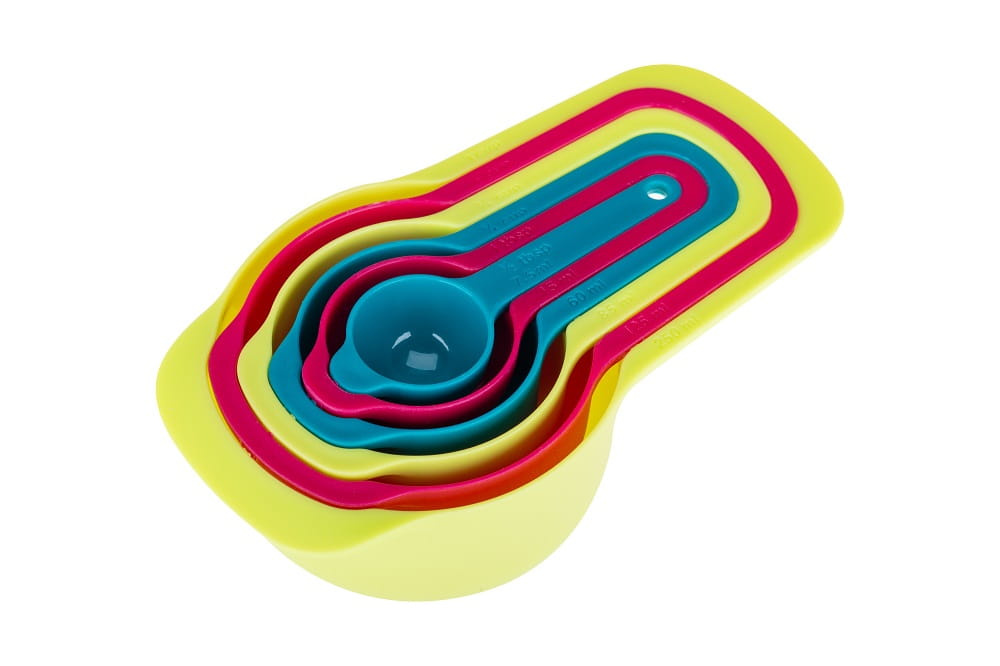 Kolorowe miarki kuchenne Galicja PRACTICO rozłożone z widocznymi pojemnościami