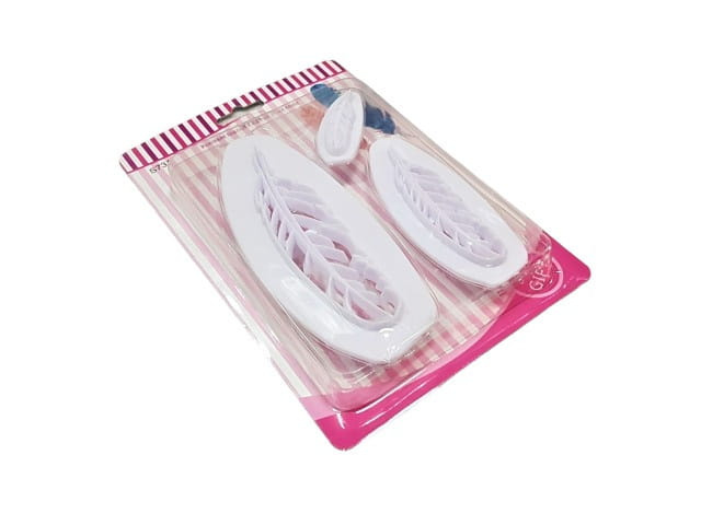 Zestaw trzech plastikowych foremek w kształcie piórek w różnych rozmiarach