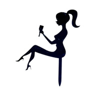 Akrylowy topper na tort siedząca KOBIETA Z KIELISZKIEM