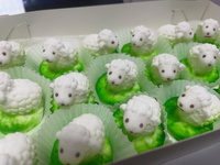 Figurka cukrowa Baranek na trawce 3,5x3,5 cm