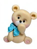 Figurka na tort MIŚ Z NIEBIESKĄ KOKARDKA wz.006